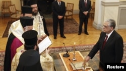 Новиот грчки премиер Лукас Пападемос положува свечена заклетва во Претседателската палата во Атина на 11 ноември 2011 година.