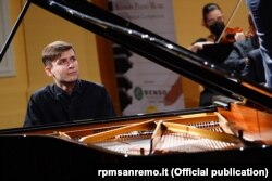 Уладзіслаў Хандогі ў час выступленьня