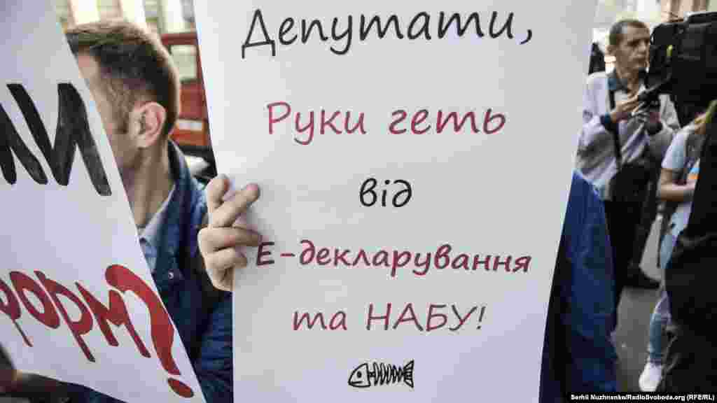Одним із законопроектів від депутатів БПП пропонується забрати повноваження в Антикорупційного бюро і дати можливість генеральному прокурору одноосібно визначати, які справи розслідуватиме НАБУ, а які – ні