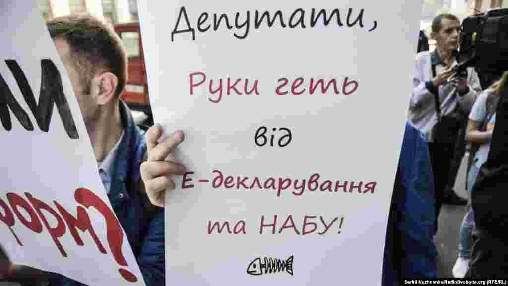 Одним&nbsp;із&nbsp;законопроектів&nbsp;від депутатів БПП пропонується забрати повноваження в Антикорупційного бюро і дати можливість генеральному прокурору&nbsp;одноосібно визначати, які справи розслідуватиме НАБУ, а які &ndash; ні