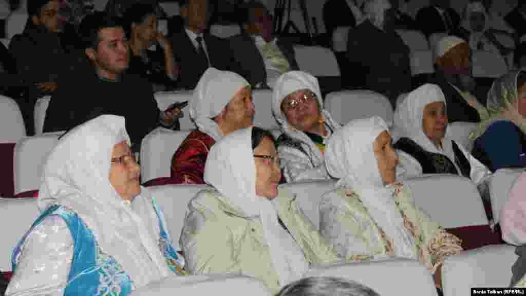Маңғыстауға келген Иран қазақтары облыстық филармония залында сахнадағы көріністі тамашалап отыр. Ақтау, 25 қазан 2015 жыл.
