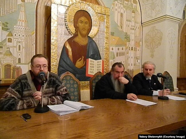 Рождественские чтения в Москве, в храме Христа Спасителя. Доклад Валерия Отставных. Справа – епископ – председатель "антисектантской секции", далее – профессор А.Л. Дворкин