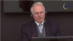 Christopher Hill në sallën e gjyqit në Hagë.