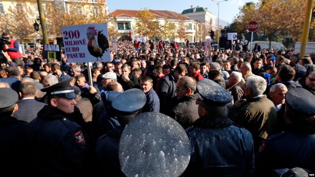 Protest ispred albanskog parlamenta u prosincu 2015.