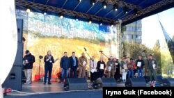 Ірина Гук (зліва) виступає на волонтерському фестивалі