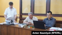 Николай Семена (в центре) с адвокатами на судебном процессе. Симферополь, 18 июля 2017 года