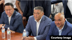 Курманкул Зулушев, Камчыбек Ташиев жана Нурланбек Тургунбек уулу. Бишкектин Биринчи май райондук соту. Архив.