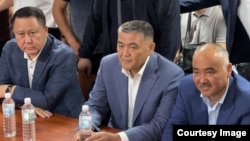 Курманкул Зулушев, Камчыбек Ташиев жана Нурланбек Тургунбек уулу. Бишкектин Биринчи май райондук сотундагы жараян. Июнь, 2026-жыл