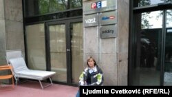 Maja Pavlović ulazi u 19. dan štrajka glađu i nastavila ga je ispred zgrade u kojoj se nalazi Regulatorno telo za elektronske medije (REM) u Beogradu