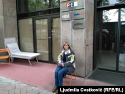 Maja Pavlović tokom štrajka glađu ispred sedišta Regulatornog tela za elektronske medije (REM) u Beogradu, 3. maj 2019.