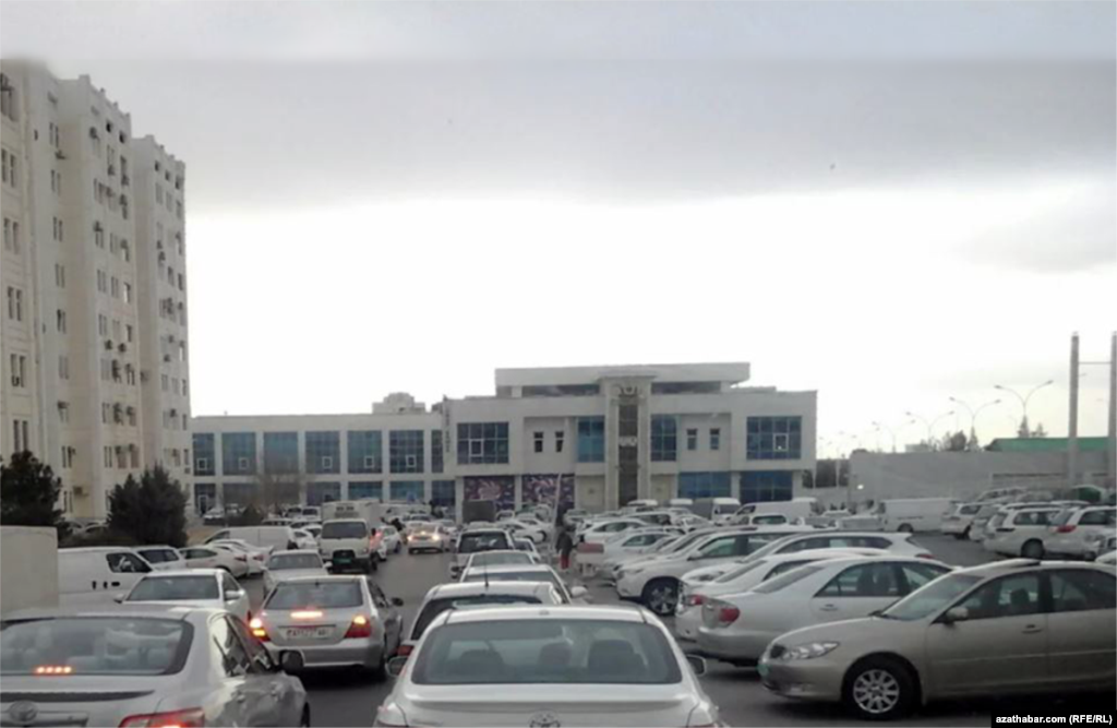 Lomaý bazaryň awtoulag duralgasy doly. Aşgabat. Mart 2021 
