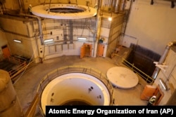Az Arak nehézvizes reaktor az iráni Teherántól 250 kilométerre délnyugatra. Az Egyesült Államok az iráni atomprogram miatt büntette az Iránnal kereskedő harmadik országok, így az EU cégeit is