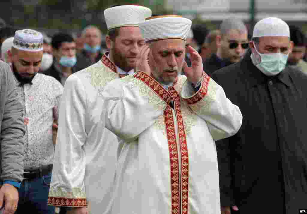 Мюсюлманите в София отбелязаха празника Рамазан Байрам на помощното игрище на стадион &quot;Локомотив&quot;. Главният мюфтия Мустафа Хаджи по време на молитвата.
