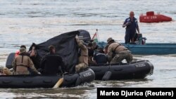 Spasilački timovi u potrazi za nestalim putnicima nakon brodoloma na Dunavu, Budimpešta