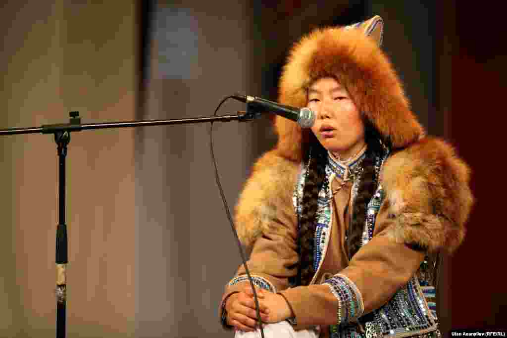 Во время исполнения якутского национального эпоса "Олонхо", который также почитаем как "Манас" в Кыргызстане