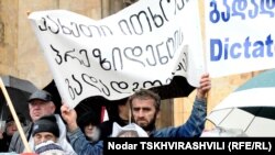 Традиционными призывами идти вперед к светлому будущему Грузии организаторы акции старались «обогреть» примерно полторы сотни ее участников, изрядно подмерзавших под неожиданно выпавшим в Тбилиси снегом