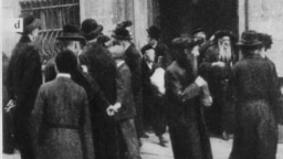 Євреї біля синагоги на вулиці Вугільній, 1931 рік