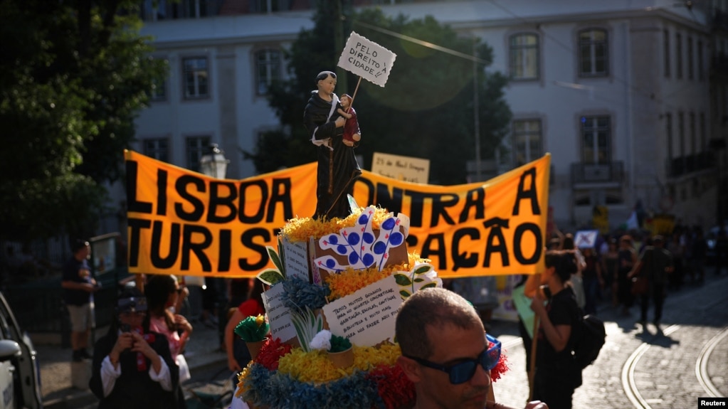Protesta në Lisbonë kundër turizmit të tepërt