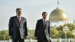 Počevši od predsjednika Gurbangulija Berdimuhamedova (na fotografiji desno), službena linija u Turkmenistanu je da je ta zemlja fantastično mjesto kojem ništa ne nedostaje. Zgrade su bijele i sjajne, a budućnost svijetla i puna obećanja.