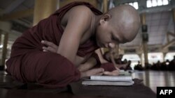 Илустрација: Будистички свештеник се моли во Мјанмар.