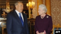 Королева Англии Елизавета Вторая принимает президента Казахстана Нурсултана Назарбаева в Букингемском дворце. Лондон, 21 ноября 2006 года.