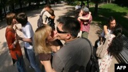  Public kissing in Moscow recently seems to have reached a new level. 