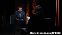 «Чи демотивують такі розмови? Ні, не демотивують, тому що, насправді, ми тут розглядаємо себе як мобілізованих людей. Ми служимо», каже Оксен Лісовий 