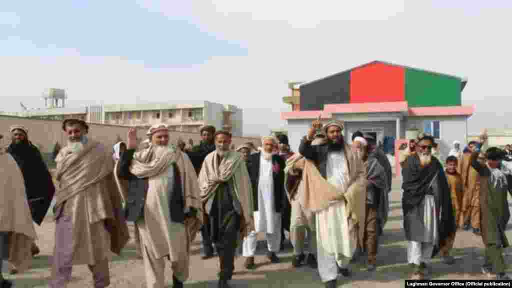 АВГАНИСТАН - Мировните разговори меѓу талибанците и авганистанската влада се обновени во Катар по повеќе од еден месец доцнење поради ескалацијата на насилството во земјата зафатена со војна, бидејќи Обединетите нации (ОН) повторно повикаа на итен прекин на огнот за да се спречат цивилните жртви.