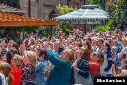 კოშკის წინ შეკრებილი ხალხი. 2019 წლის ზაფხული