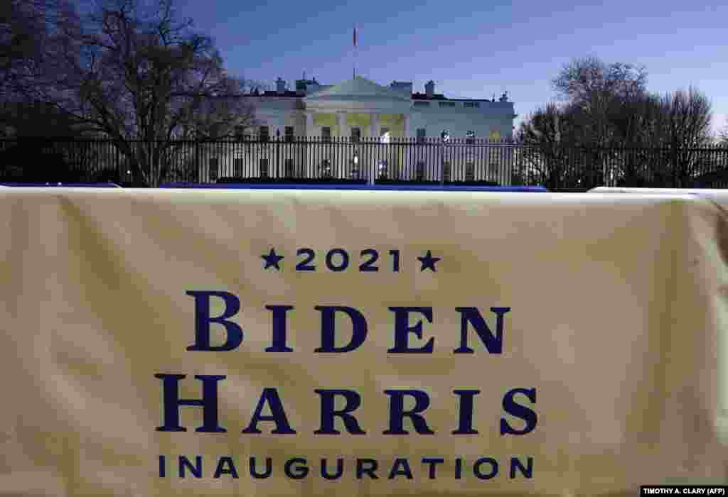 Un banner cu numele Biden-Harris în fața Casei Albe înaintea celei de-a 59-a ceremonie de inaugurare pentru președintele ales Joe Biden și vicepreședintele ales Kamala Harris.&nbsp;Washington, DC, 19 ianuarie, 2021.&nbsp;