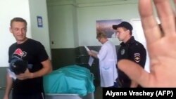 Aleksei Navalnîi escortat de poliție pe coridorul unui spital la Moscova 