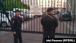 Полиция у одного из штабов Навального.