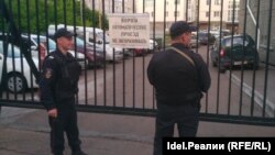 Полиция у штаба Алексея Навального в Уфе. 7 июля 2017 года. 