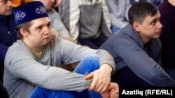 "Ярдәм" мәчетендә кул ишарәләрен өйрәнүче мөселман (сулда) җомга вәгазе тыңлый