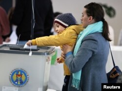 Moldova și Ucraina trec prin procese diferite, dar simultane de de-rusificare, tăind acum legăturile politice și religioase cu Moscova.