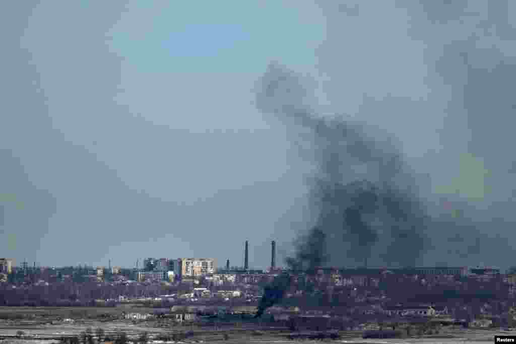 Дым над Дебальцево после обстрела города боевиками из группировки &laquo;ДНР&raquo;, 18 февраля 2015