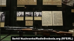 Гвинтівка бійців УПА і фото бійців із особистих справ НКВС УРСР. Виставка до річниці створення УПА, Київ, 10 жовтня 2017 року