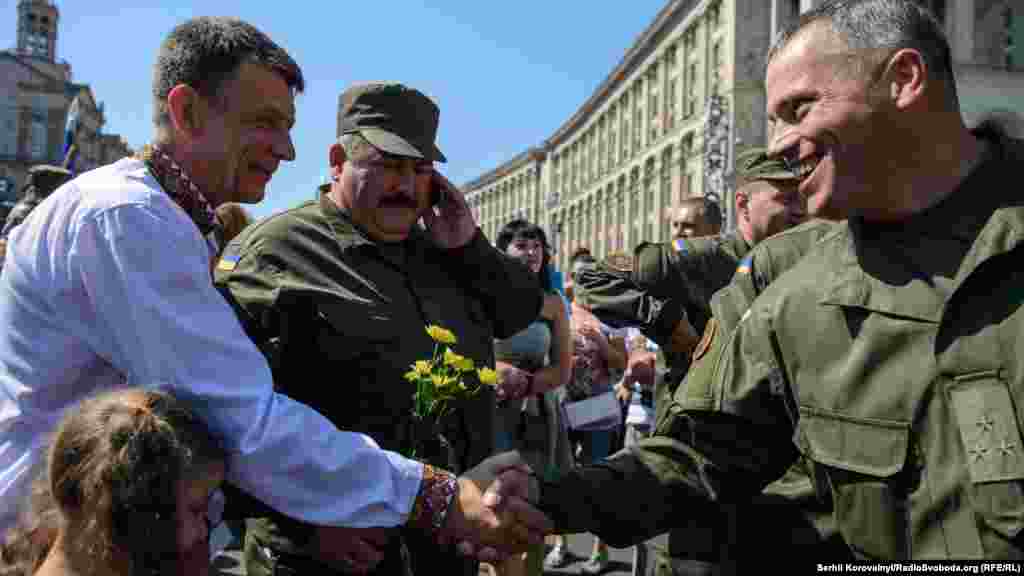 Солдатам після Маршу глядачі дарували квіти