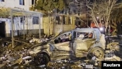 O mașină distrusă în urma unei explozii la o clădire de locuințe din Sevastopol, Crimeea, pe 24 martie 2026, într-o captură de ecran preluată dintr-un videoclip.