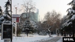 Macedonia -- Snow in Skopje, 21Dec2009