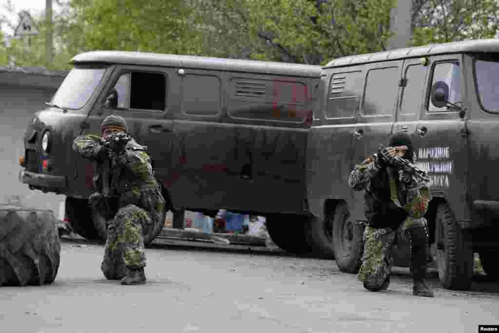 Rusiyameyllilər Kramatorsk aviabazası yaxınlığındakı nəzarət məntəqəsində mövqe tuturlar.