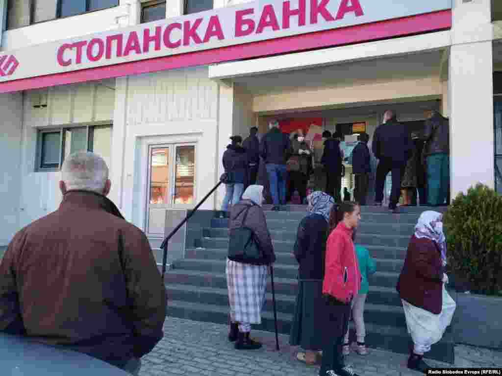 Луѓе чекаат ред пред банка во Дебар. Градот е во карантин поради пандемија на коронавирус.