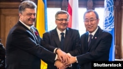 Президент України Петро Порошенко, генеральний секретар ООН Пан Гі Мун і президент Польщі Броніслав Коморовський під час зустрічі в Гданську, 2015 рік