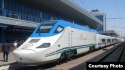 Испанский скоростной поезд Talgo в Узбекистане.