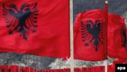 Прапори сусідньої Албанії в Косові популярніші за свої власні