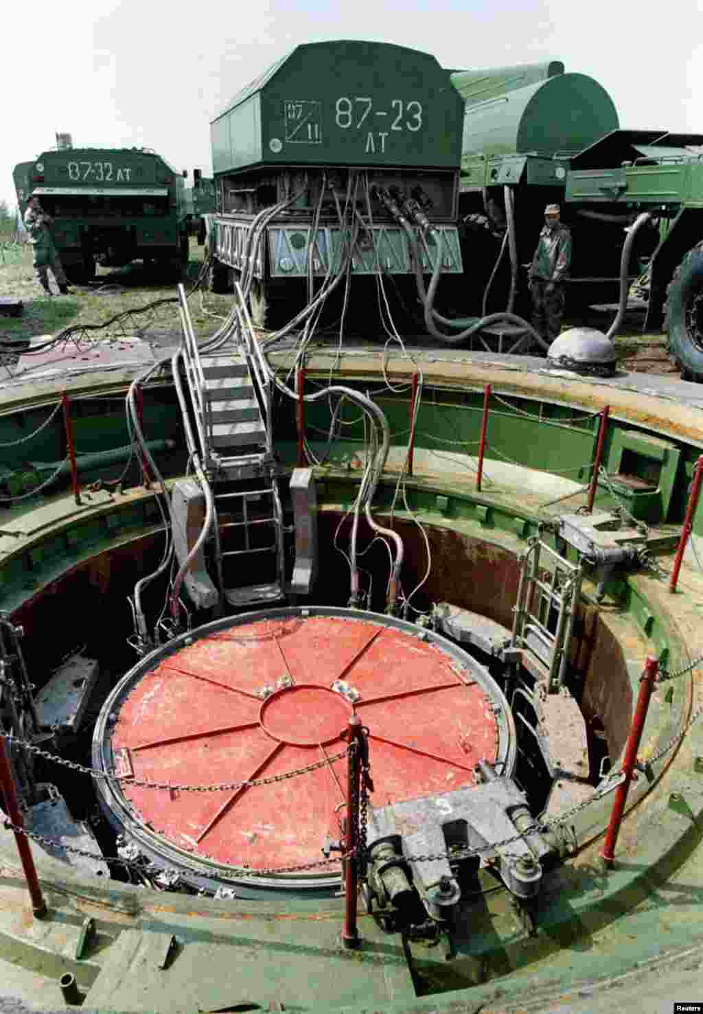 Из пусковой установки ракеты СС-19 на военной базе в Красилове выкачивают топливо. 14 мая 1997 года.&nbsp;