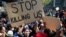 تصویری از تجمعی که در برابر «مرکز کنوانسیون بین‌المللی» در کیپ‌تاون، پایتخت آفریقای جنوبی، و همزمان با نشست «انجمن اقتصاد آفریقا» برگزار شد