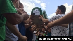 Iznošenje tabuta sa posmrtnim ostacima 19 ubijenih Srebreničana koji će 11. jula biti ukopani u mezarju Memorijalnog centra Srebrenica - Potočari na 26. godišnjicu genocida u tom bh. gradu (9. juli 2021.)