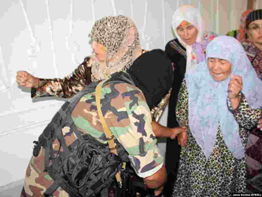 Ўзбек ҳовлиларидан яна бирида "зачистка" бормоқда.