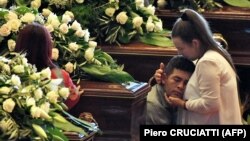 Ազգականները սգում են կամրջի փլուզման հետևանքով զոհվածների մահը, Ջենովա, 18-ը օգոստոսի, 2018թ.